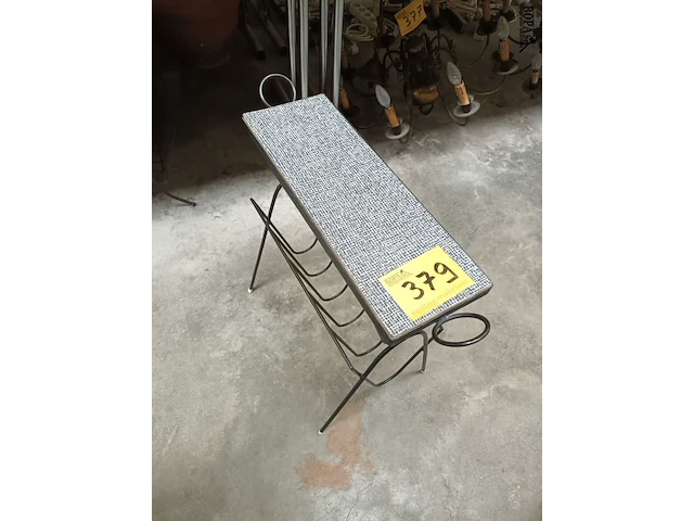 Lot 379 - retro krantenrekje - afbeelding 1 van  3