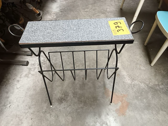 Lot 379 - retro krantenrekje - afbeelding 2 van  3