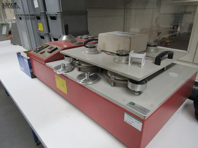 Lot 379 - slijtage tester voor stoffen - afbeelding 4 van  6