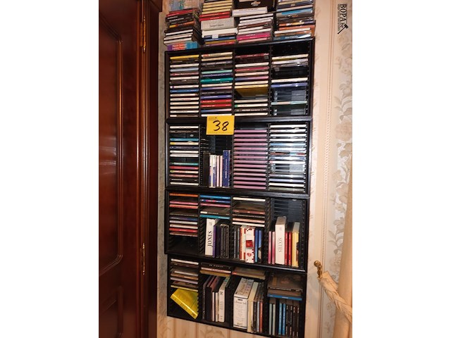 Lot 38 - cd rekken met inhoud - afbeelding 1 van  7