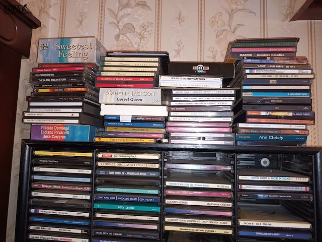 Lot 38 - cd rekken met inhoud - afbeelding 2 van  7