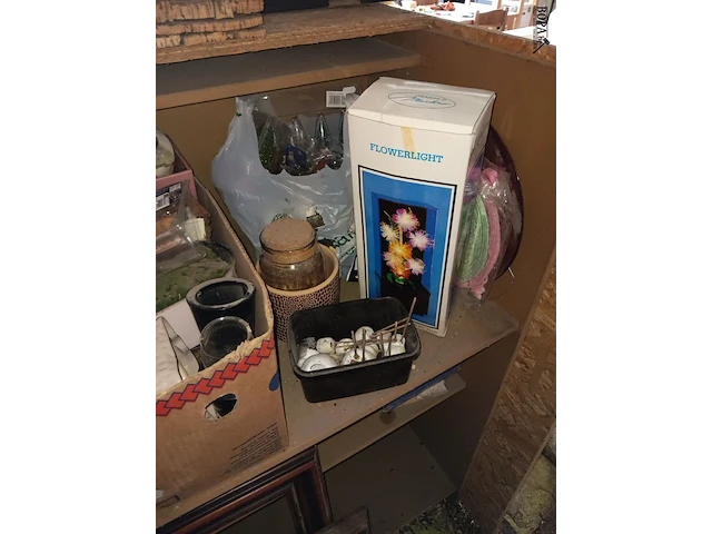 Lot 38 - decoratie en luchter - afbeelding 3 van  5