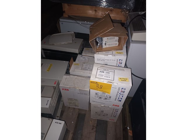 Lot 38 - frequentie omvormer abb. 13 stuks - afbeelding 1 van  3