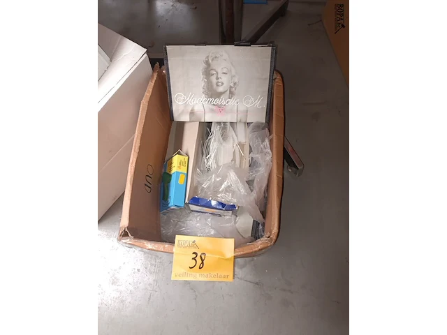Lot 38 - hangtagpistool, tags en draagtassen - afbeelding 2 van  5