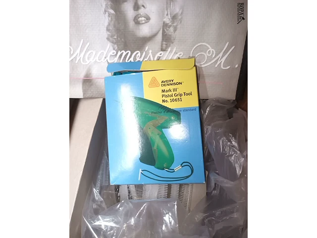 Lot 38 - hangtagpistool, tags en draagtassen - afbeelding 4 van  5