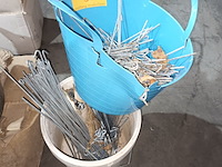 Lot 38 - lot bevestigingshaken - afbeelding 1 van  3