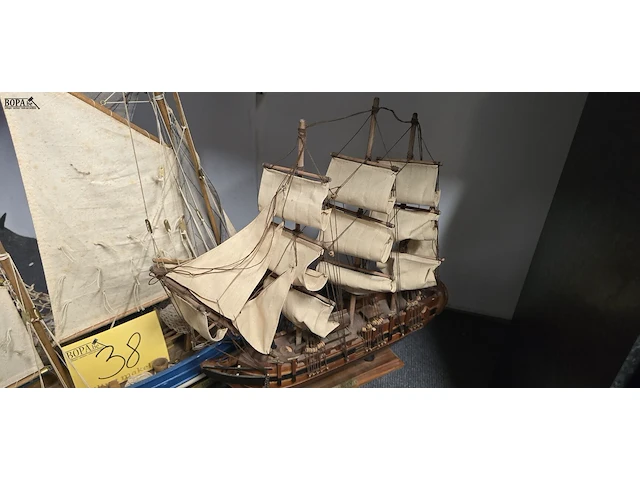 Lot 38 - model boten 3 stuks - afbeelding 2 van  4