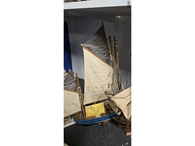 Lot 38 - model boten 3 stuks - afbeelding 3 van  4