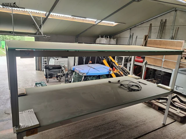 Lot 38 - rechthoekig bureeltafel met glasblad - afbeelding 1 van  4