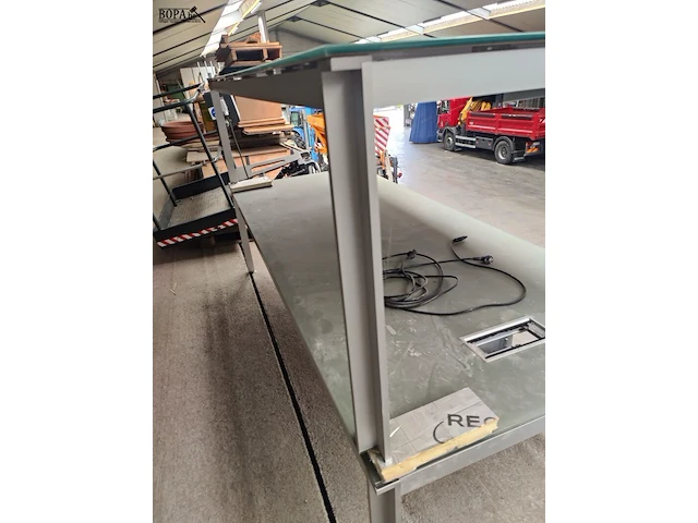 Lot 38 - rechthoekig bureeltafel met glasblad - afbeelding 4 van  4