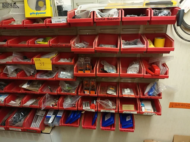 Lot 38 - wand met sorteervakjes - afbeelding 2 van  4