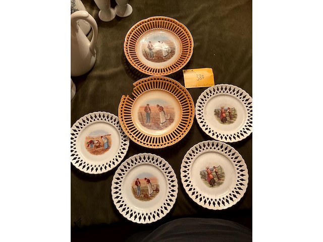 Lot 380 - borden met kanten boord, 6 stuks - afbeelding 1 van  7