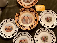 Lot 380 - borden met kanten boord, 6 stuks - afbeelding 1 van  7