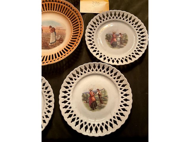 Lot 380 - borden met kanten boord, 6 stuks - afbeelding 2 van  7