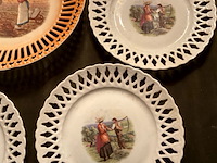 Lot 380 - borden met kanten boord, 6 stuks - afbeelding 2 van  7