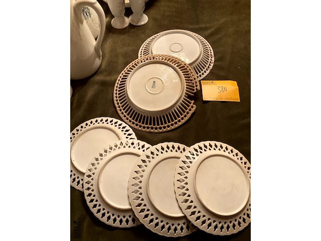 Lot 380 - borden met kanten boord, 6 stuks - afbeelding 6 van  7