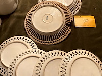 Lot 380 - borden met kanten boord, 6 stuks - afbeelding 6 van  7