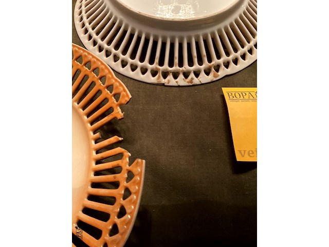 Lot 380 - borden met kanten boord, 6 stuks - afbeelding 7 van  7