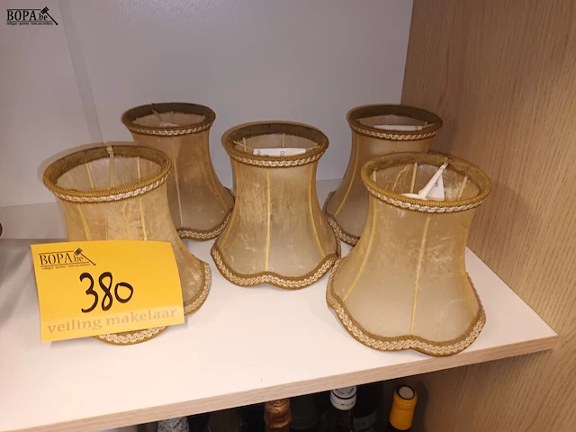 Lot 380 - lampenkappen en verwarmer. 7 stuks - afbeelding 2 van  3