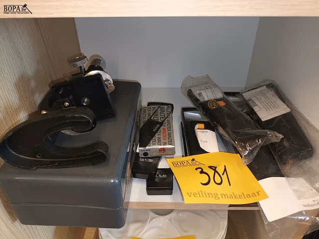 Lot 381 - microscoop en vergrootglazen. 10 stuks - afbeelding 1 van  3