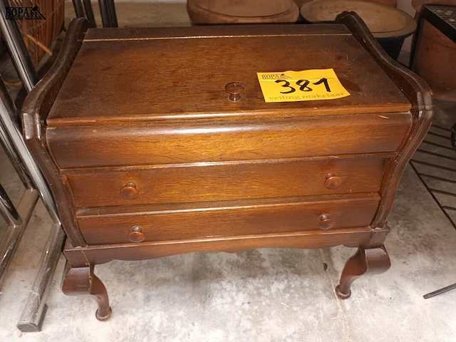 Lot 381 - naaikastje met inhoud - afbeelding 1 van  4