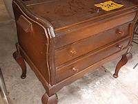 Lot 381 - naaikastje met inhoud - afbeelding 2 van  4