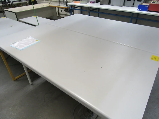 Lot 381 - werktafel - afbeelding 1 van  3