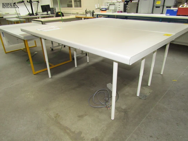 Lot 381 - werktafel - afbeelding 2 van  3