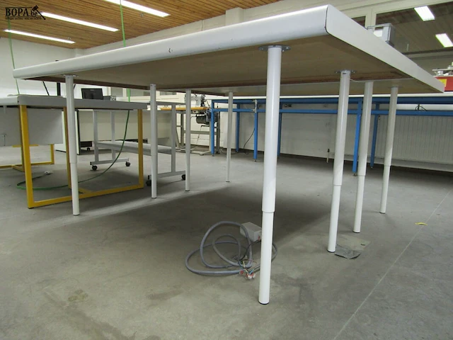 Lot 381 - werktafel - afbeelding 3 van  3