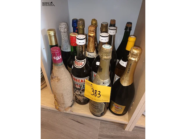 Lot 383 - flessen wijn en drank. 36 stuks - afbeelding 1 van  5