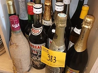 Lot 383 - flessen wijn en drank. 36 stuks - afbeelding 1 van  5