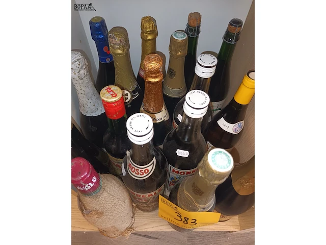 Lot 383 - flessen wijn en drank. 36 stuks - afbeelding 3 van  5