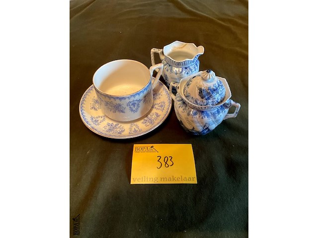 Lot 383 - set van 3 wit-blauw hollands, 4 stuks - afbeelding 1 van  4