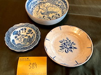 Lot 384 - kommetje chinees/2 oude bordjes, 3 stuks - afbeelding 1 van  3