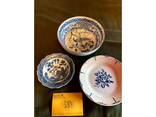 Lot 384 - kommetje chinees/2 oude bordjes, 3 stuks - afbeelding 2 van  3