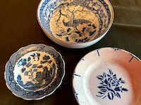 Lot 384 - kommetje chinees/2 oude bordjes, 3 stuks - afbeelding 2 van  3