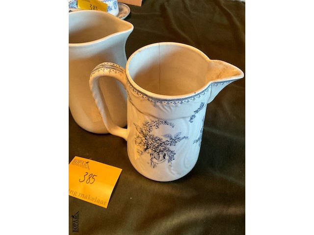 Lot 385 - lampetkannen erica/meibloem, 2 stuks - afbeelding 3 van  6