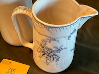 Lot 385 - lampetkannen erica/meibloem, 2 stuks - afbeelding 3 van  6