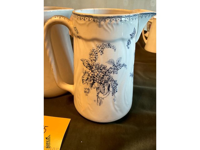 Lot 385 - lampetkannen erica/meibloem, 2 stuks - afbeelding 4 van  6