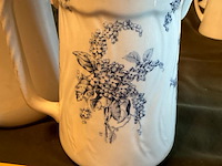 Lot 385 - lampetkannen erica/meibloem, 2 stuks - afbeelding 4 van  6