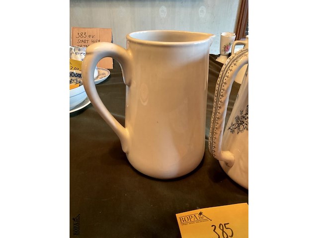 Lot 385 - lampetkannen erica/meibloem, 2 stuks - afbeelding 5 van  6