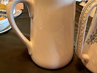 Lot 385 - lampetkannen erica/meibloem, 2 stuks - afbeelding 5 van  6