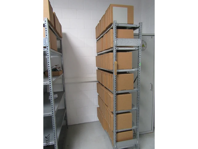 Lot 386 - metalen rekken. 13 stuks - afbeelding 5 van  6