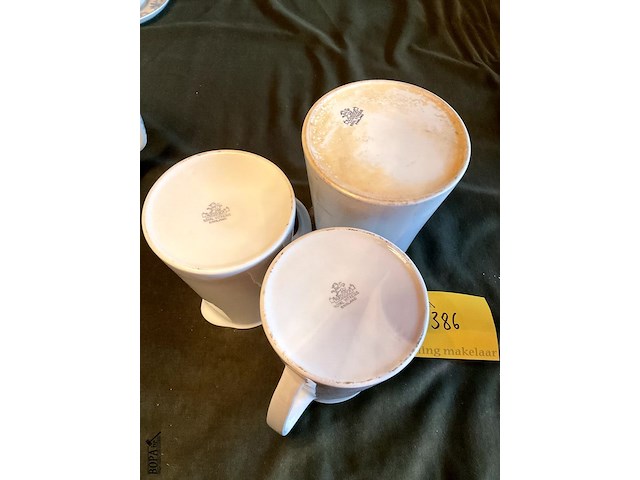 Lot 386 - witte kannen maddock, 3 stuks - afbeelding 5 van  5