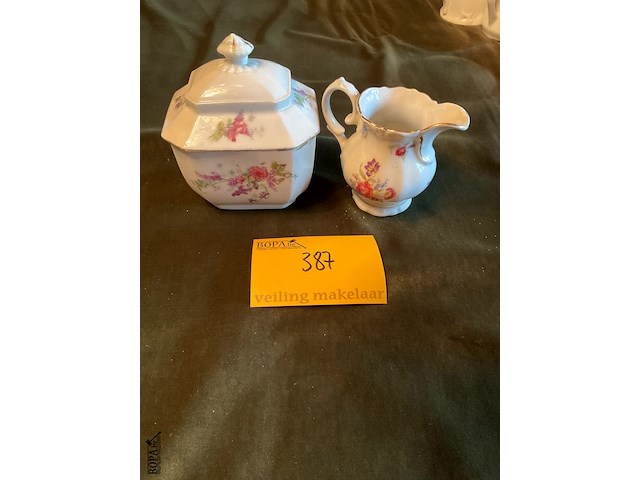 Lot 387 - melk-en suikerpotje limoges, 3 stuks - afbeelding 1 van  4