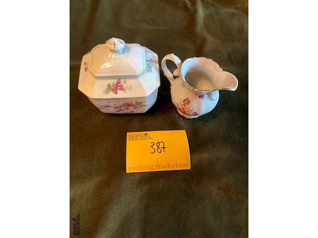 Lot 387 - melk-en suikerpotje limoges, 3 stuks - afbeelding 2 van  4