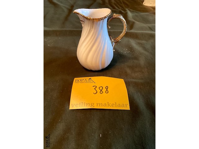 Lot 388 - melkkannetje,wit en verguld porselein sarreguemines louis xv - afbeelding 1 van  3