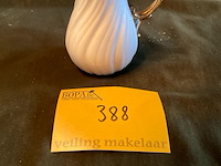 Lot 388 - melkkannetje,wit en verguld porselein sarreguemines louis xv - afbeelding 1 van  3