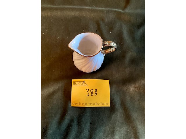 Lot 388 - melkkannetje,wit en verguld porselein sarreguemines louis xv - afbeelding 2 van  3