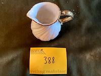 Lot 388 - melkkannetje,wit en verguld porselein sarreguemines louis xv - afbeelding 2 van  3